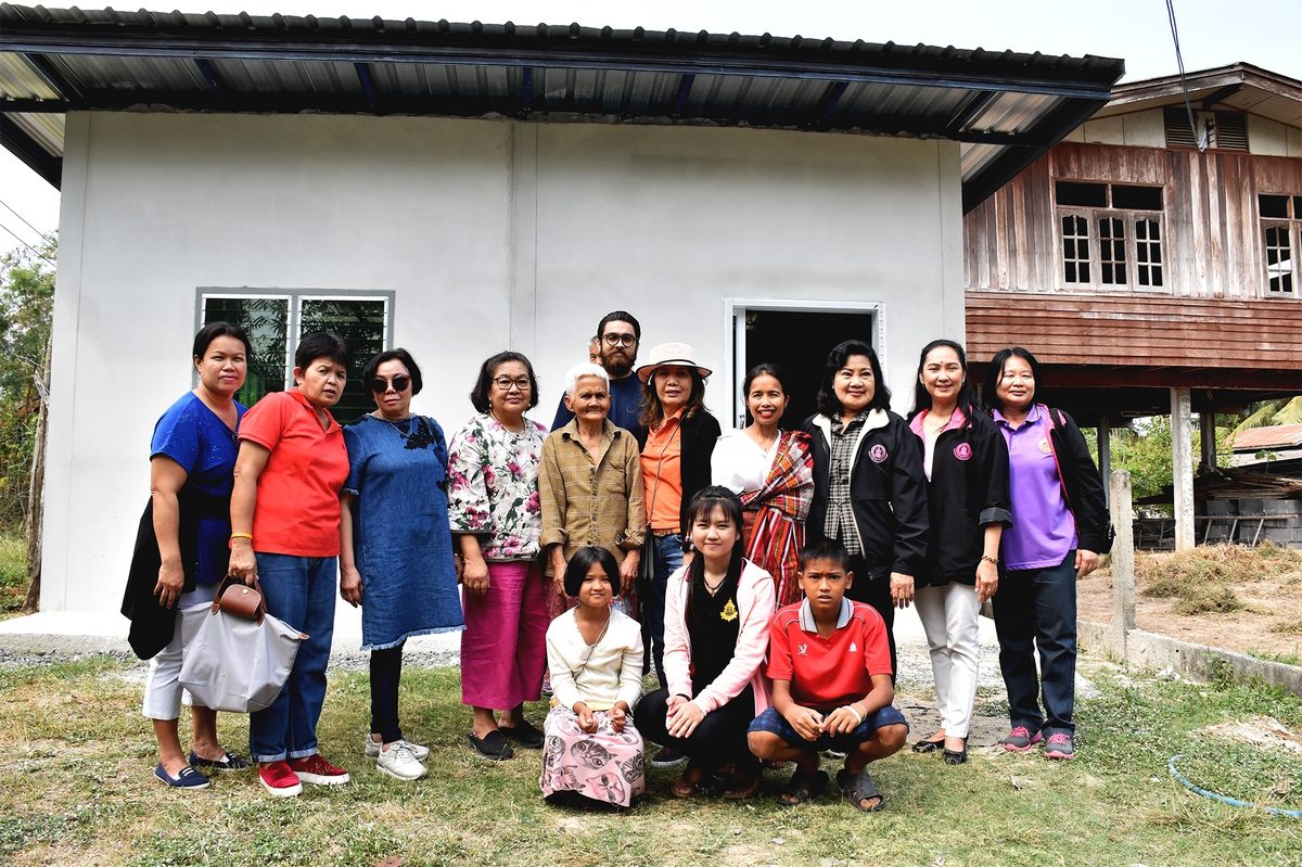 Help Thai team with children in a rural Thai community